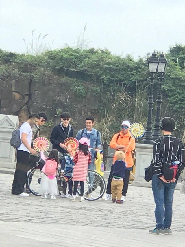 Jasper海南街头卖椰子 小山竹在邓伦怀里哭了?