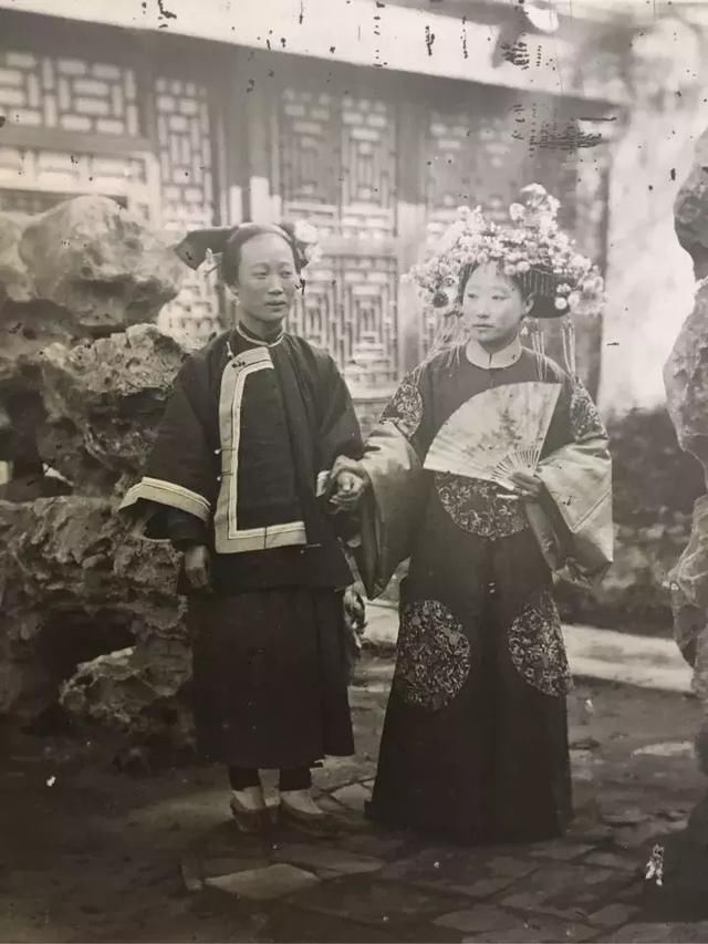 你说说为什么清朝老照片上面的嫔妃那么丑