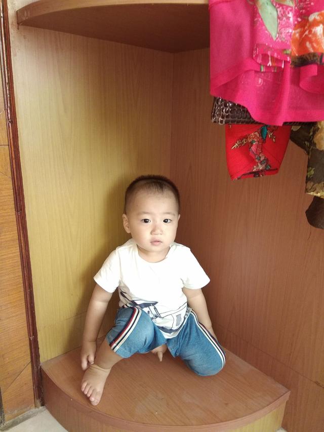 一岁萌宝被妈妈训斥,宝宝的反应让妈妈心碎