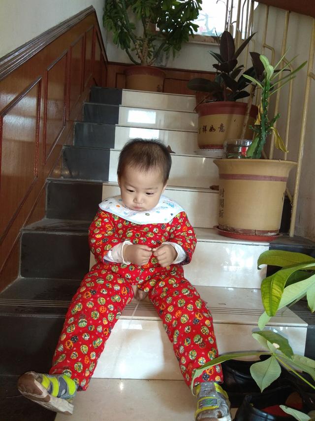 一岁萌宝被妈妈训斥,宝宝的反应让妈妈心碎