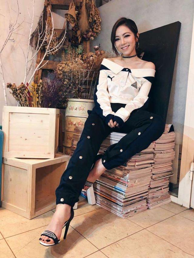 邓紫棋瘦了,穿上连体裤秀美腿惊艳众人,网友:又可以穿回皮裤了