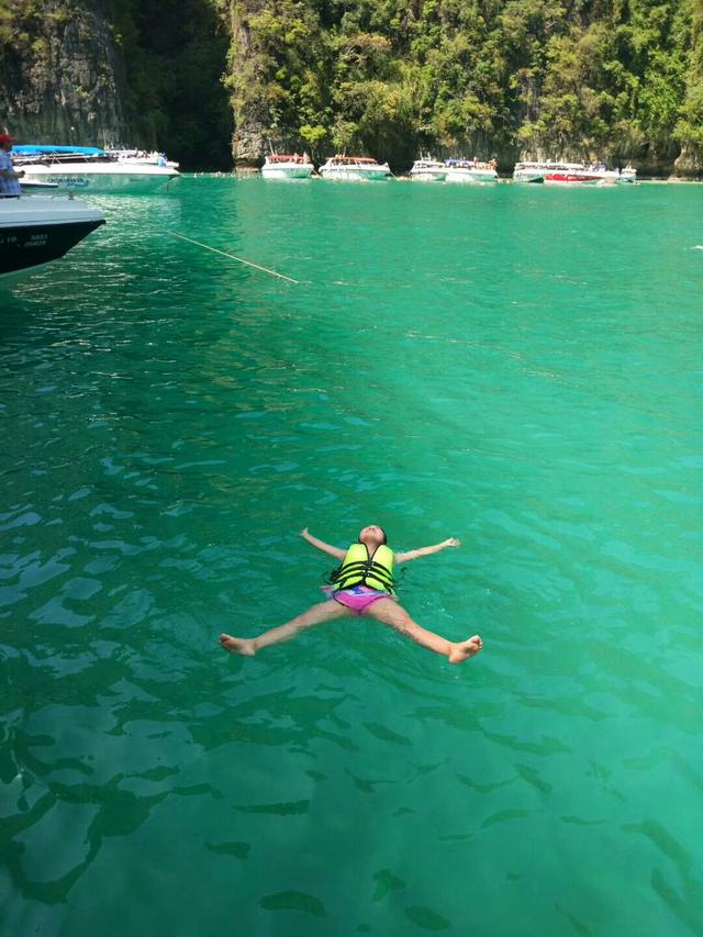 到泰国普吉岛游玩很爽,坐游艇,吃热带水果,简直