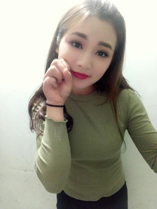 总是在朋友圈里展示自己自拍照的女生是什么心理呢?