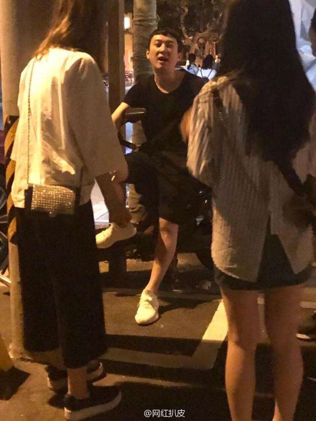 王思聪带三美女上街, 坐在摩托车上抽着烟很接