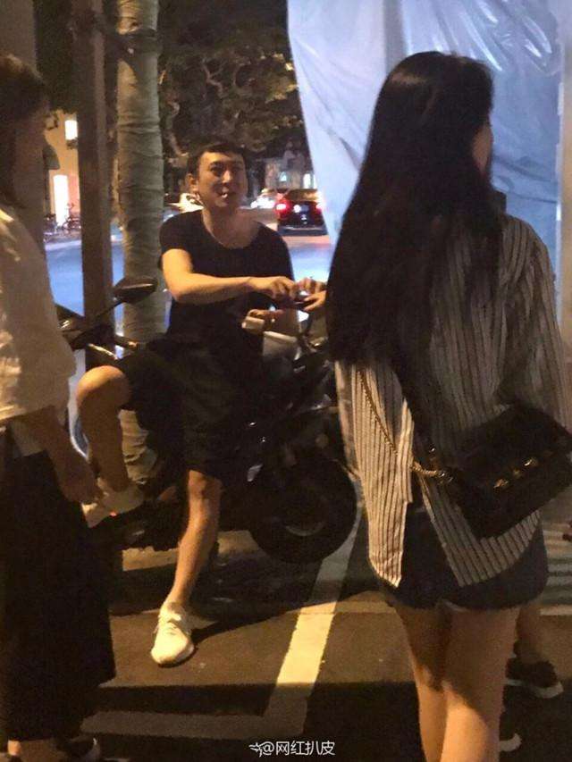 王思聪带三美女上街, 坐在摩托车上抽着烟很接