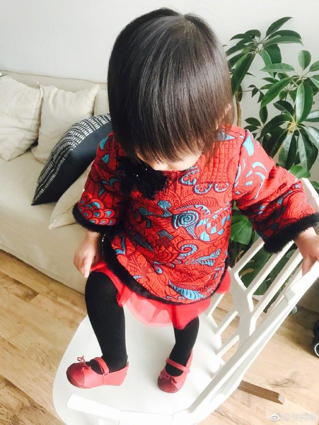 张梓琳女儿不足两岁就看英文书,头发颜色像挑