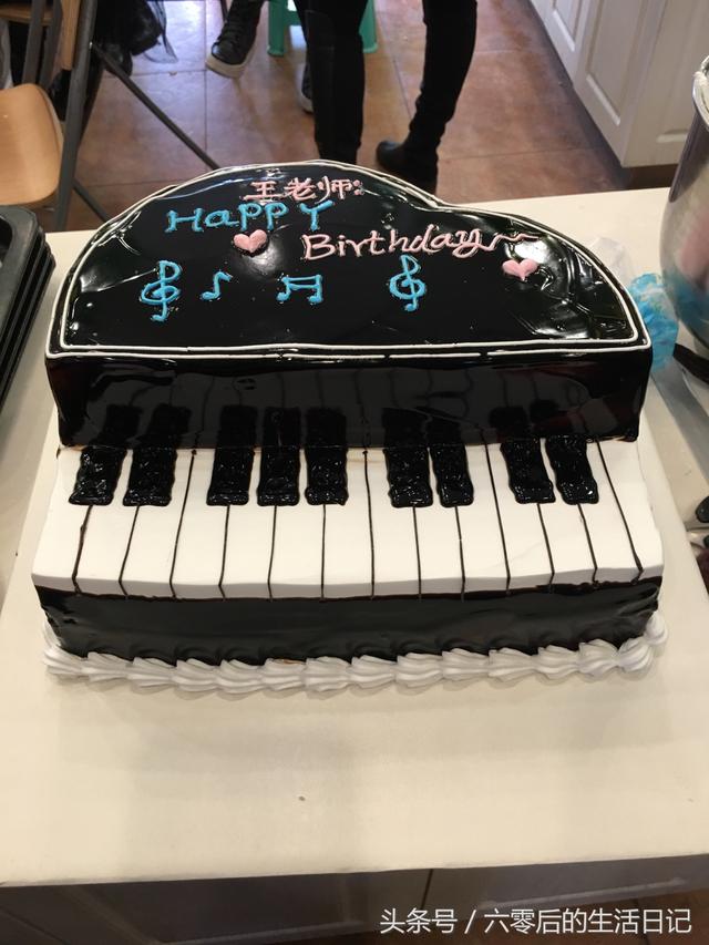 在烘焙店里看一个钢琴蛋糕的诞生