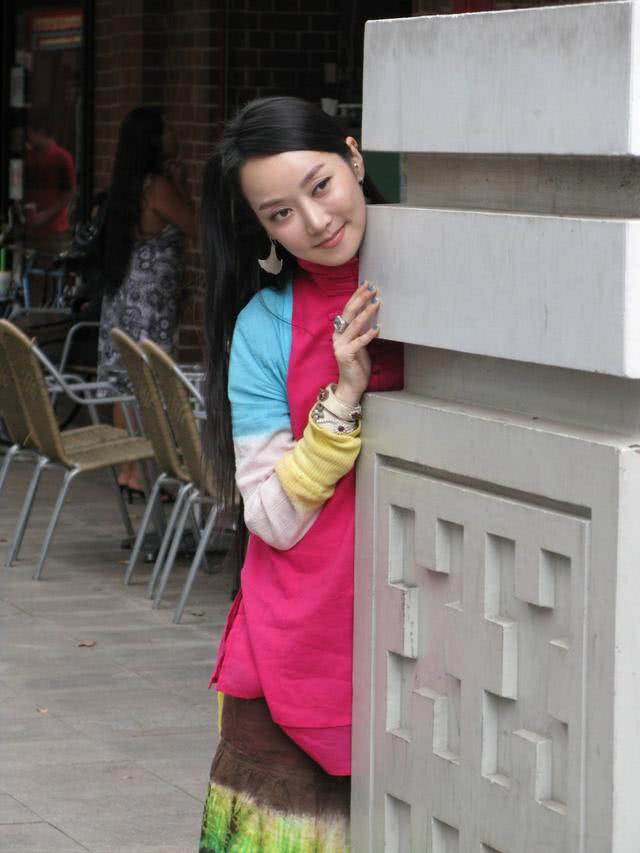 唱《咚巴拉》歌红人不红 排斥自己的名字 一改