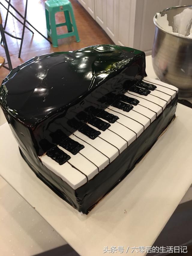 在烘焙店里看一个钢琴蛋糕的诞生