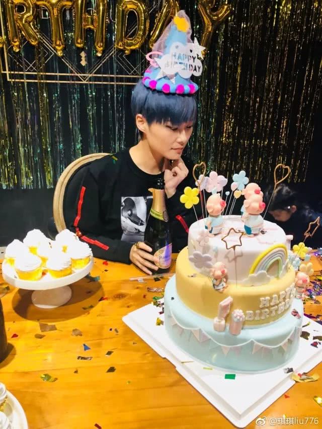 李宇春生日会激萌!比树杈手,狂盯蛋糕,还有最爱的熊本