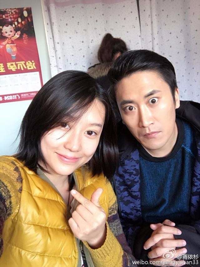 蒋依杉和吴云飞曾经恋爱过,如今却还要在电视剧里扮演夫妻,也难免会很