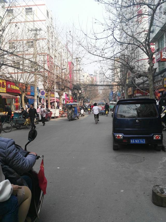 鱼化寨, 西安最大城中村, 人口数十万, 村内繁华超乎想象