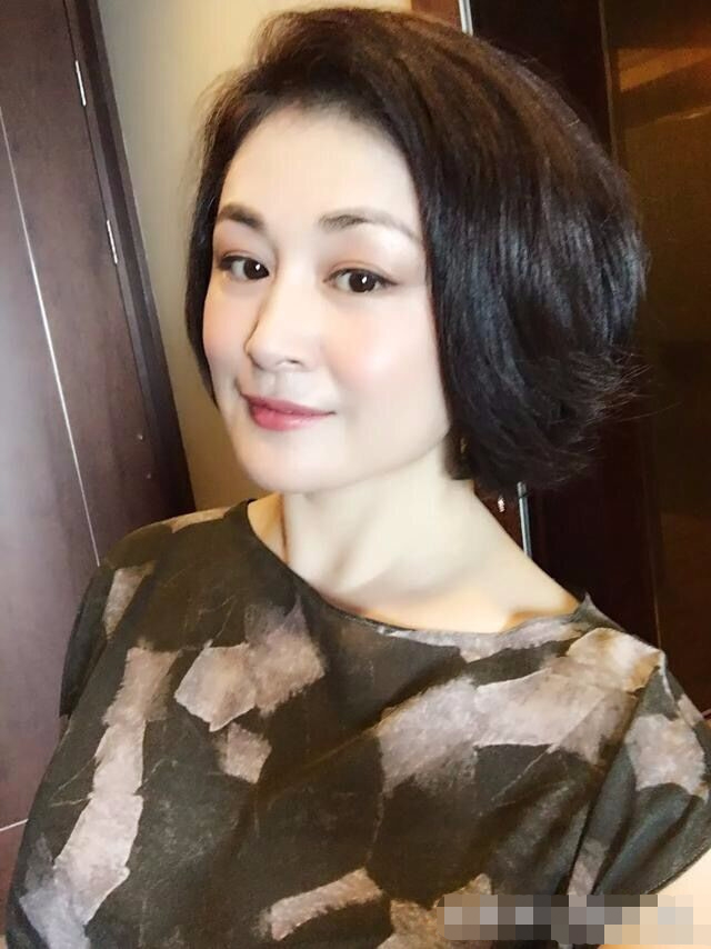 46岁于月仙气色好，胖老公把她宠成小公主，为了事业至今不要孩子