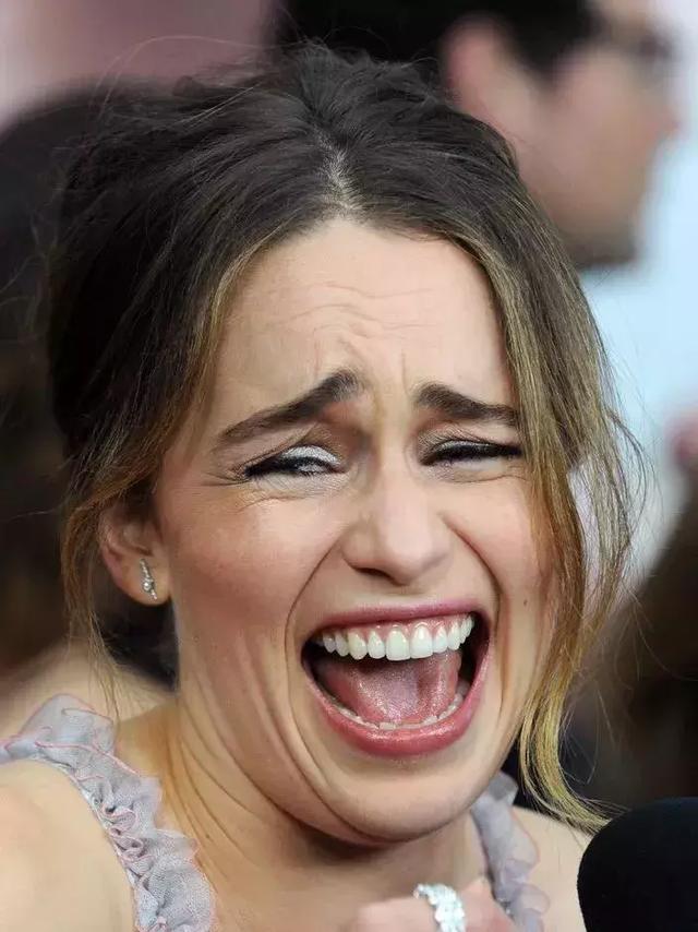 ”龙妈”美艳形象崩塌，化身行走表情包