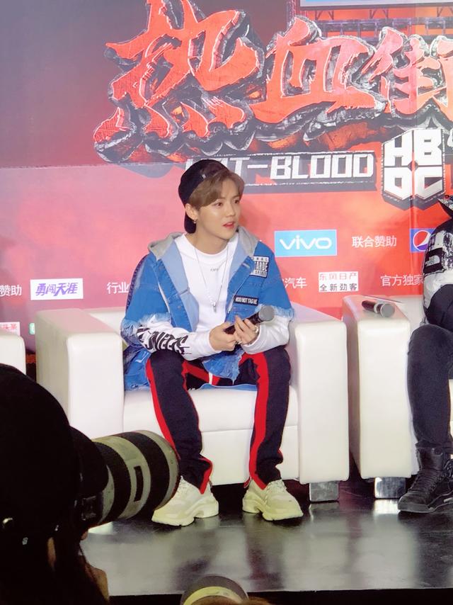 陈伟霆鹿晗出席热血街舞团发布会真是好久不见的新鲜鹿