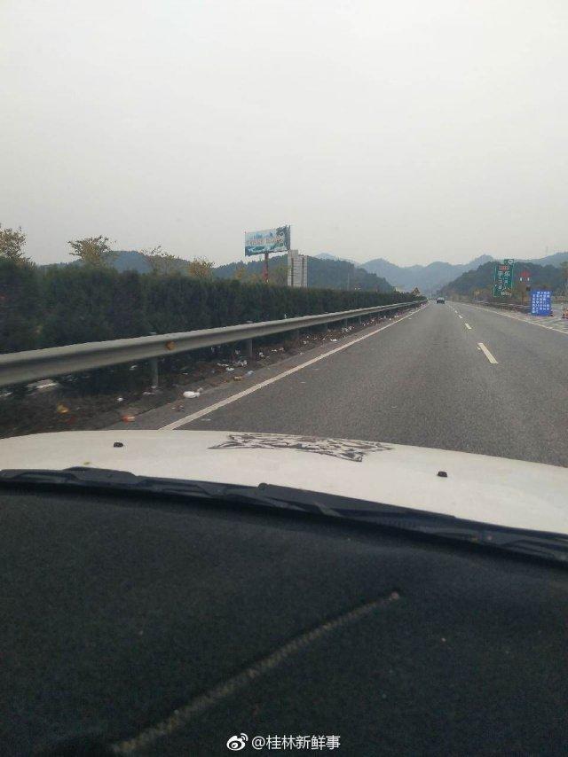 桂林高速路上实拍下的一幕,戳痛了多少人