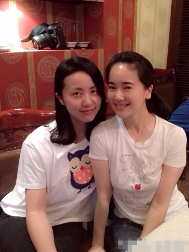 同为40岁的左小青和孙莉多年的同学加好友, 素颜谁更美