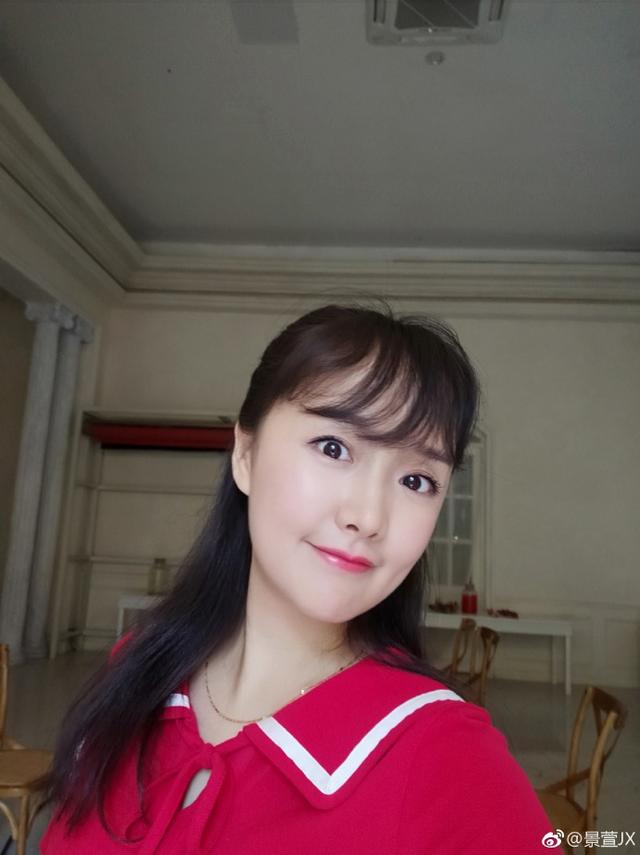 "小蓝姐姐"也开始自恋起来了,来张美美的自拍,大家觉得她跟以前有什么