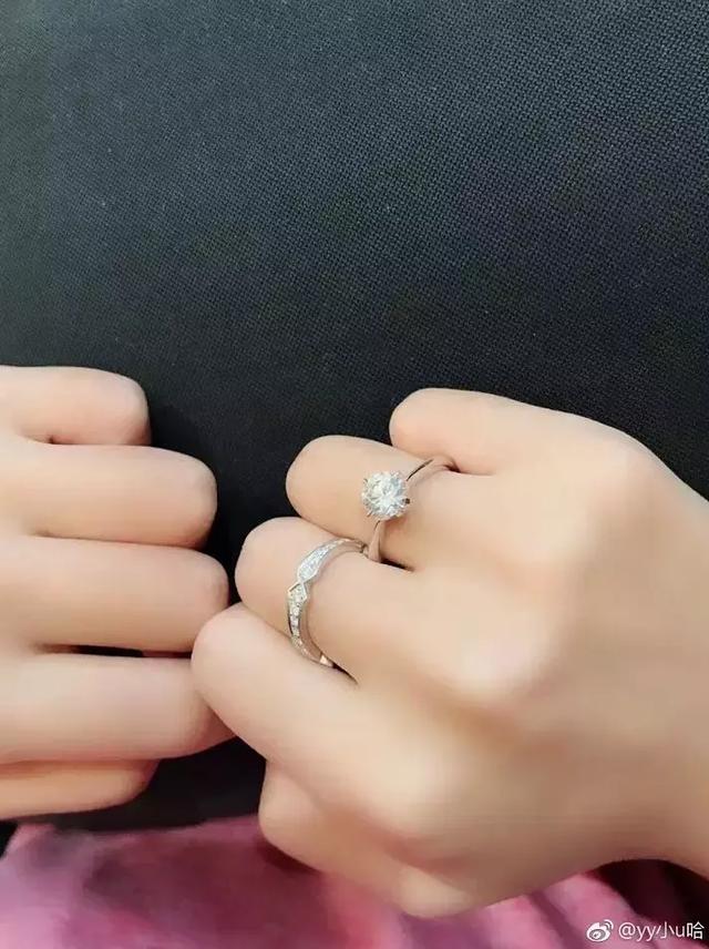 YY电母小U哈与土豪虫哥步入婚姻殿堂，朋友圈晒婚戒幸福满满！