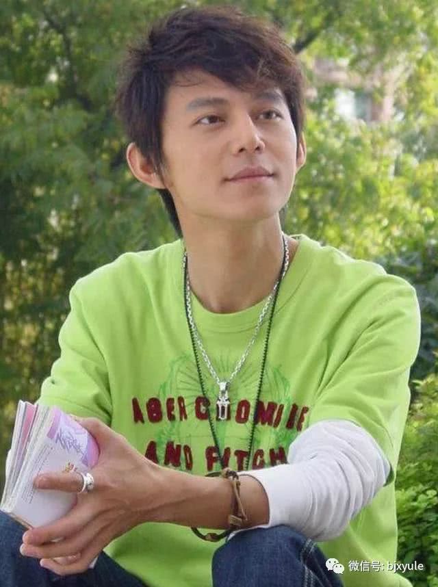 43岁何炅全家照曝光，12岁儿子五官与何炅酷似，老婆好漂亮！
