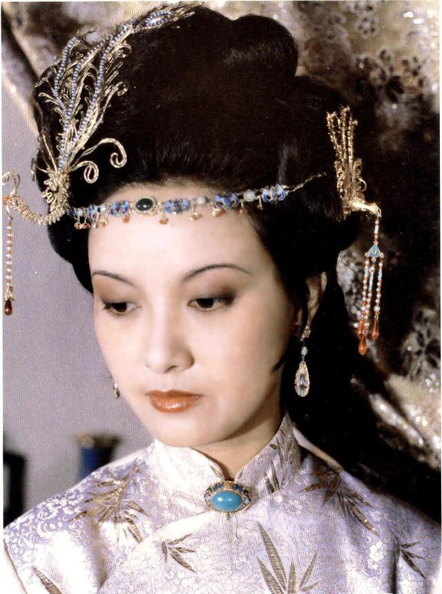 邓婕的王熙凤珍贵剧照几十张，太惊为天人了，无人超越