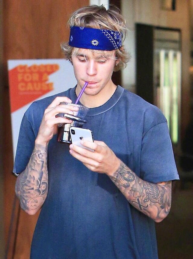 街拍,贾斯汀·比伯,快餐,外出,强迫症 . 当地时间2月15日，贾斯汀·比伯（Justin Bieber）外出吃快餐的街拍