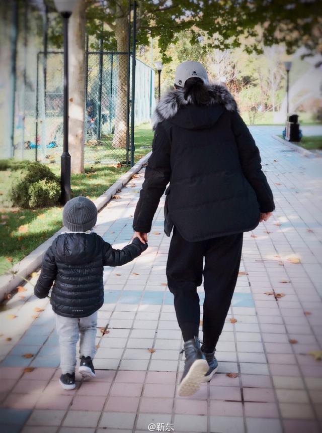 靳东儿子第一次上幼儿园哭到妈妈李佳心碎，明星也有普通人的烦恼