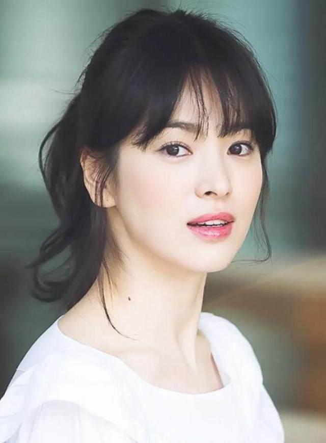37岁的宋慧乔穿搭很减龄,非常的有少女感,都有哪些穿搭值得学习