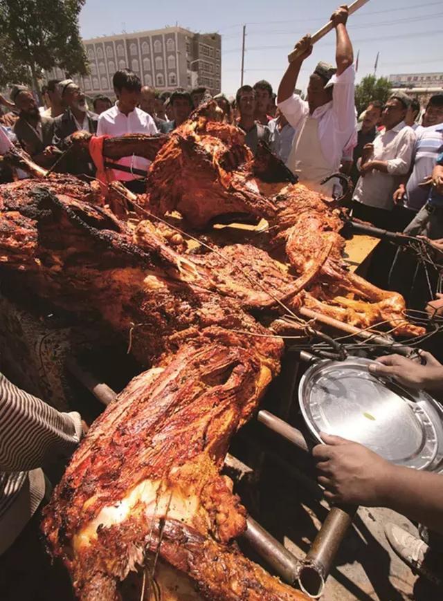新疆人文地理丨从烤全羊到烤全驼 肉香弥漫的新疆味道!