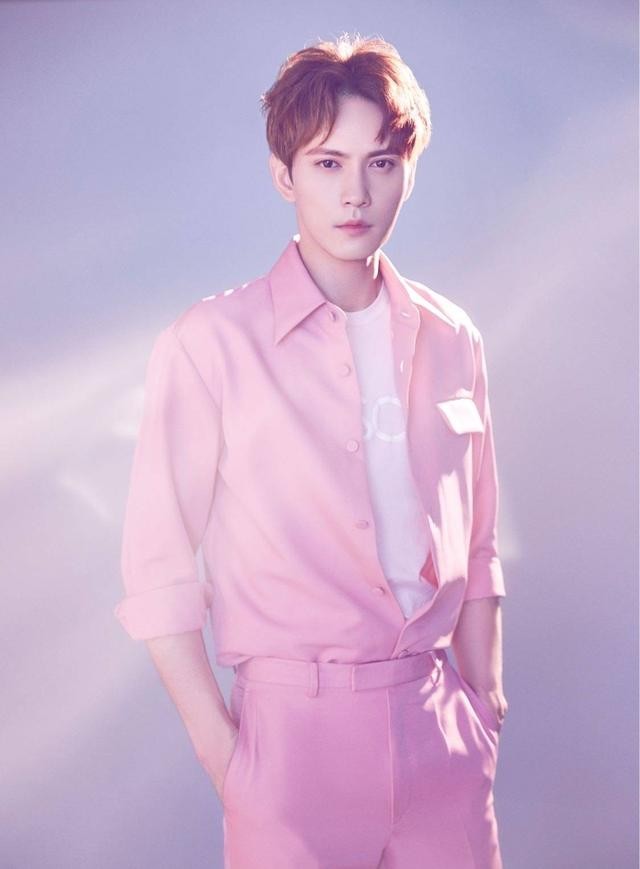 徐正溪情人节粉色写真 一身西装粉嫩撩人透露