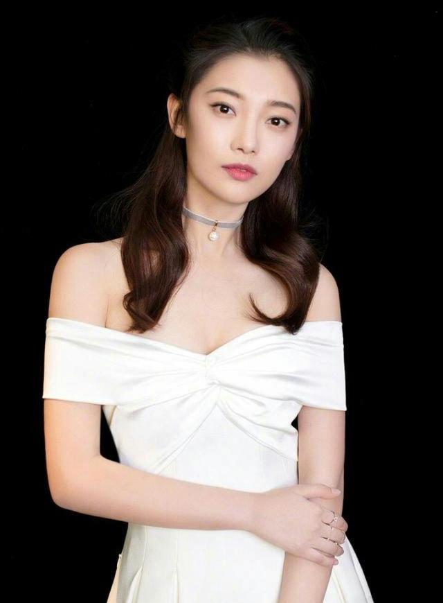 唐嫣工作室签约了三位艺人,却被网友吐槽没有