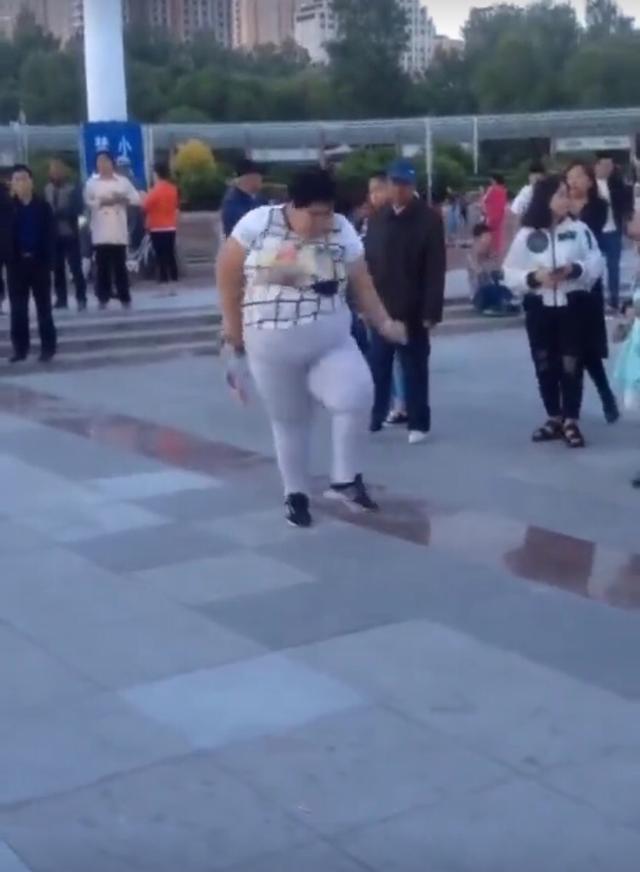 白衣服胖大妈跳广场舞,周围观看的人越来越多