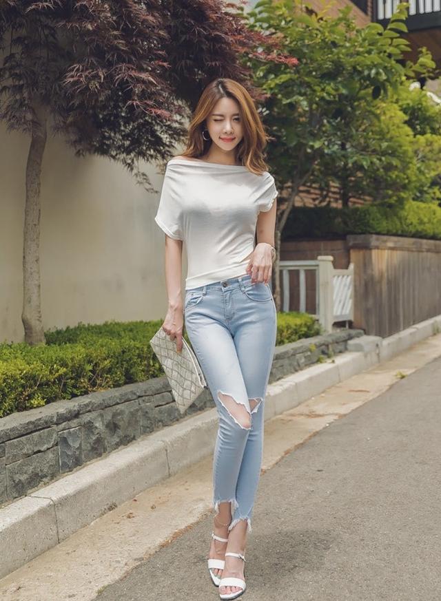 破洞牛仔裤倾心美女,肚脐装小蛮腰,婀娜好身材