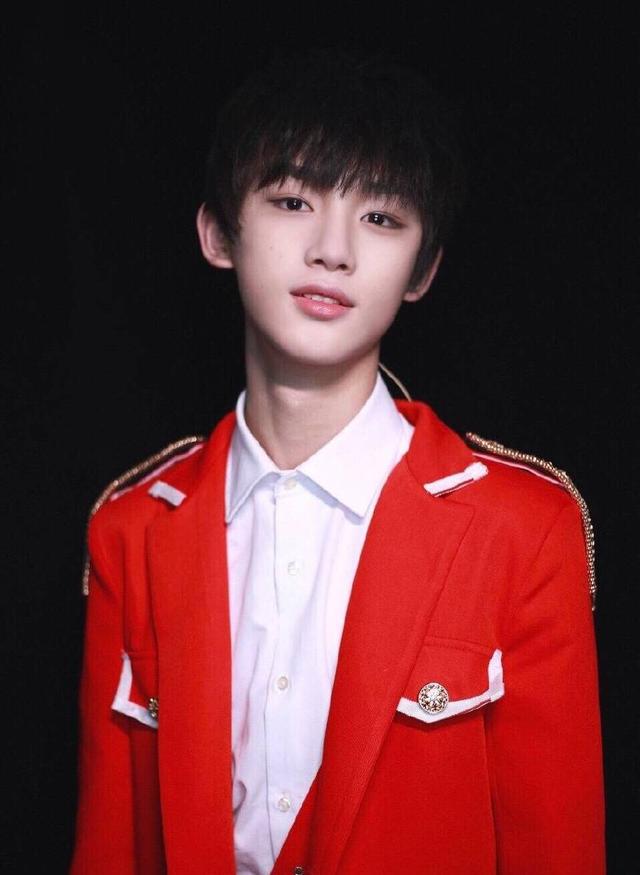 如今三小只都开始往个人道路上发展,tf家族也定然会继续捧新人,近日
