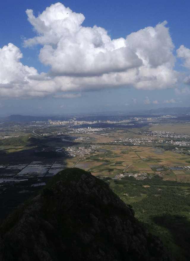 图为法留山顶远眺陆丰市城区东海镇