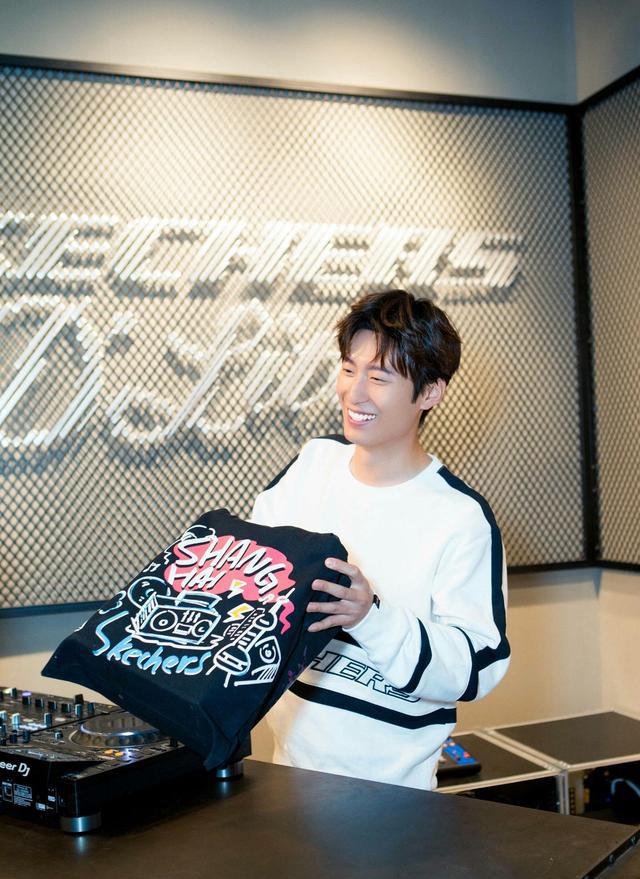 史上最帅店长!窦骁现身斯凯奇上海外滩体验店