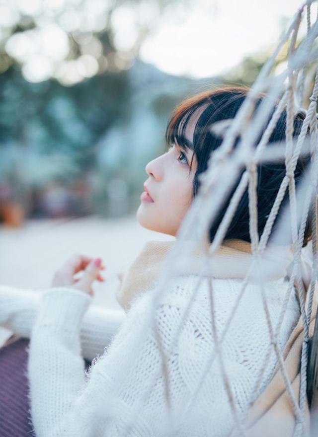 摄影: 清纯美女紧闭眼唯美写真