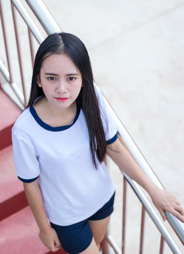 帆布鞋运动服美女黑长直发靓丽清纯图片