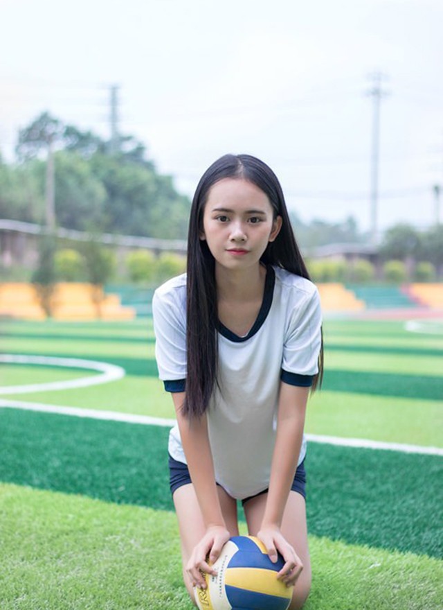 帆布鞋运动服美女黑长直发靓丽清纯图片