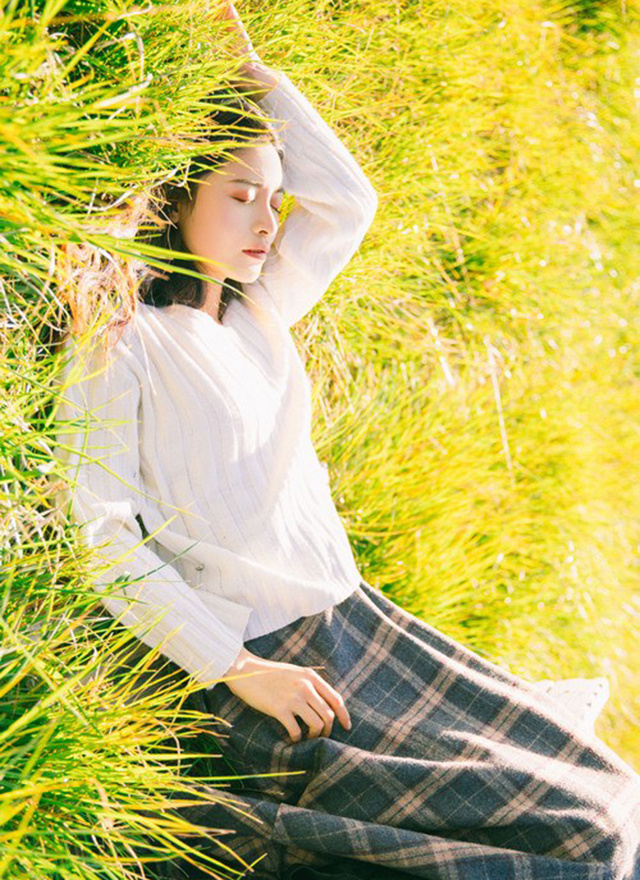 阳光照草地清纯美女日系唯美写真 @中国图库tukuchina