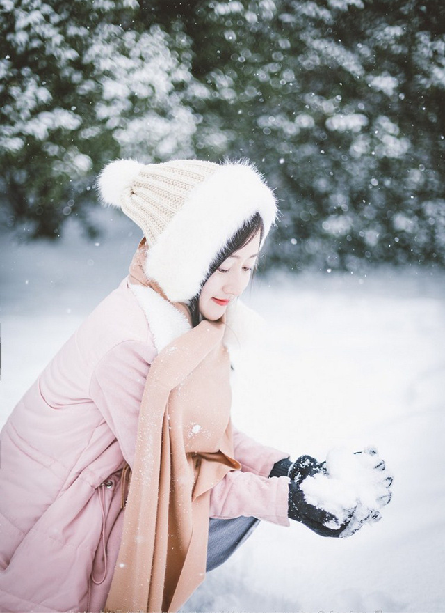 粉色棉衣雪中美女明眸皓齿唯美高清写真