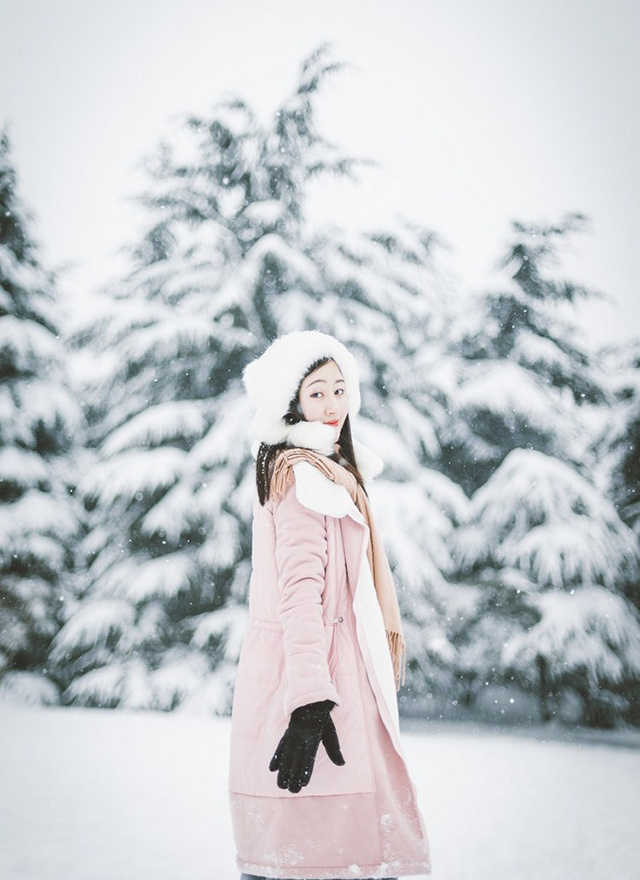 粉色棉衣雪中美女明眸皓齿唯美高清写真