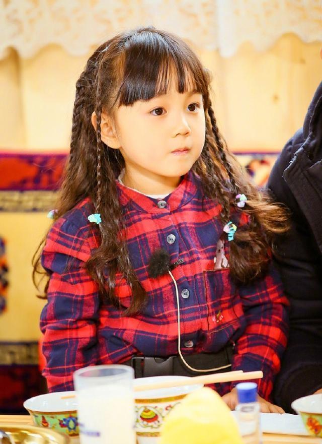 小山竹这个动作暴露了和邓伦的真实关系,网友:小孩是不会骗人的