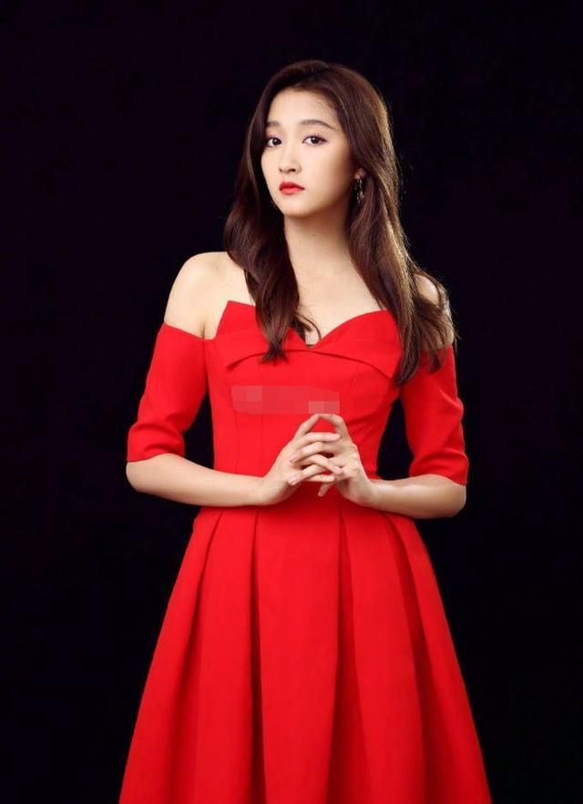 关晓彤红裙波浪卷发,尽显妩媚.红唇红裙,十分美艳.