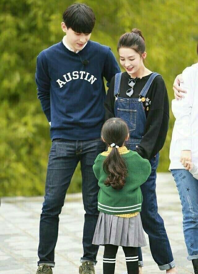 邓论为李沁洗手超有爱 霍思燕在一旁道出背后