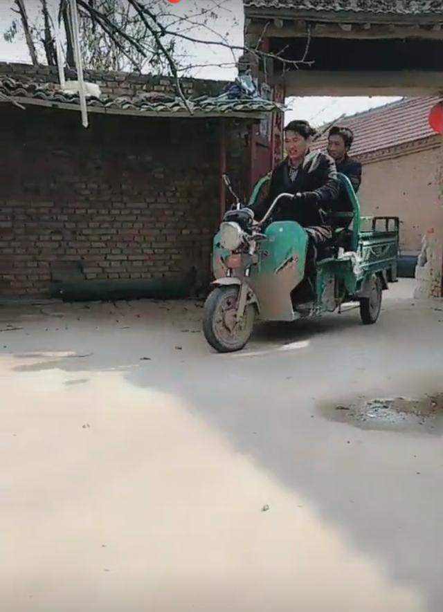 朱之文离开舞台判若两人,用什么词来形容呢?