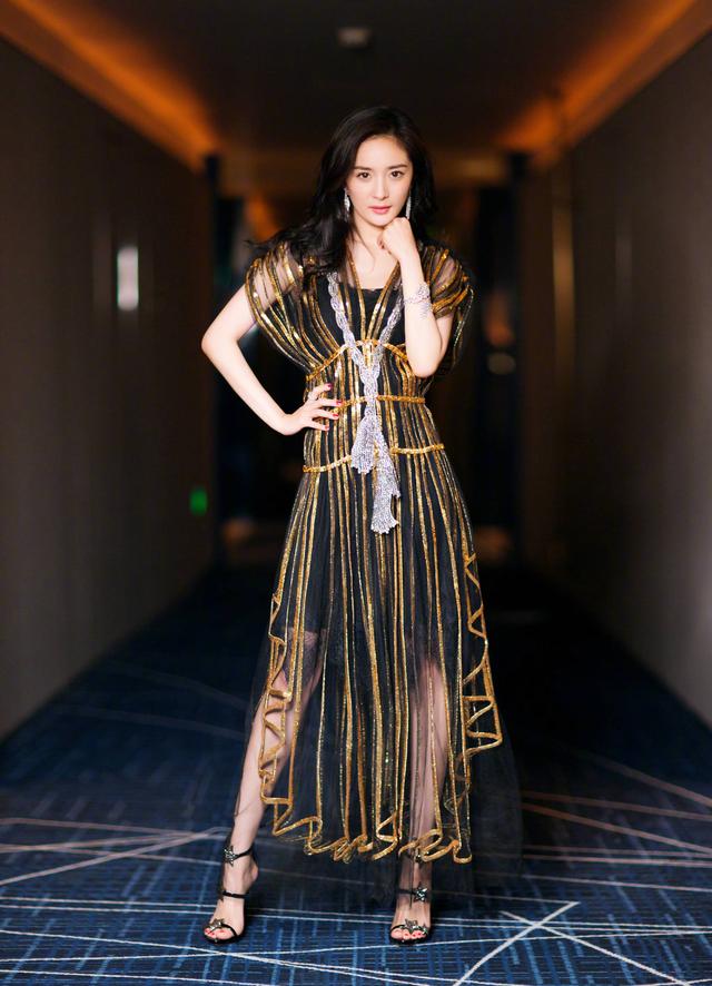 昨天金色今天银色的杨幂 其实穿什么礼服都好看