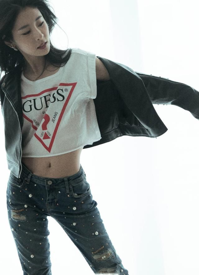 张碧晨穿机车皮衣露小蛮腰很性感，网友:好帅气，被撩到了咋办