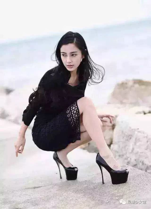 原来明星穿高跟鞋也会磨破脚,baby王子文最爱驴蹄鞋