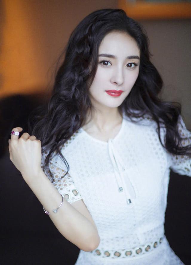 杨幂穿镂空短裙出席活动遭路人窥胸,这大长腿